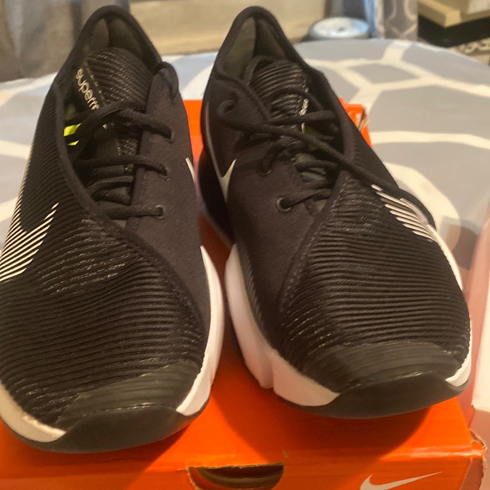 NIKE WOMANS SNEAKER